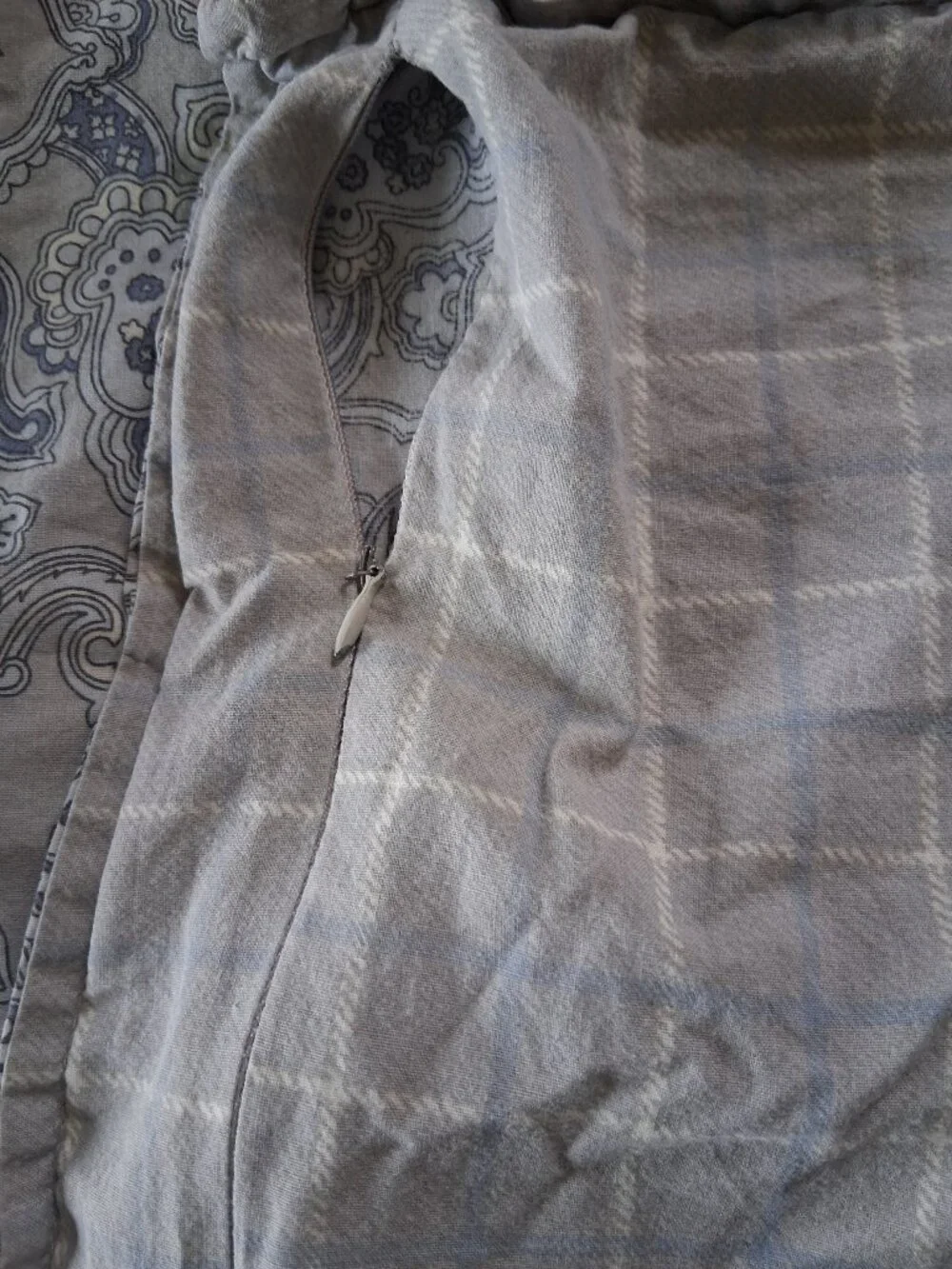 Tommy Hilfiger Grey Background Blue Accents F/Q REVERSE Duvet Cover Set + Drapes